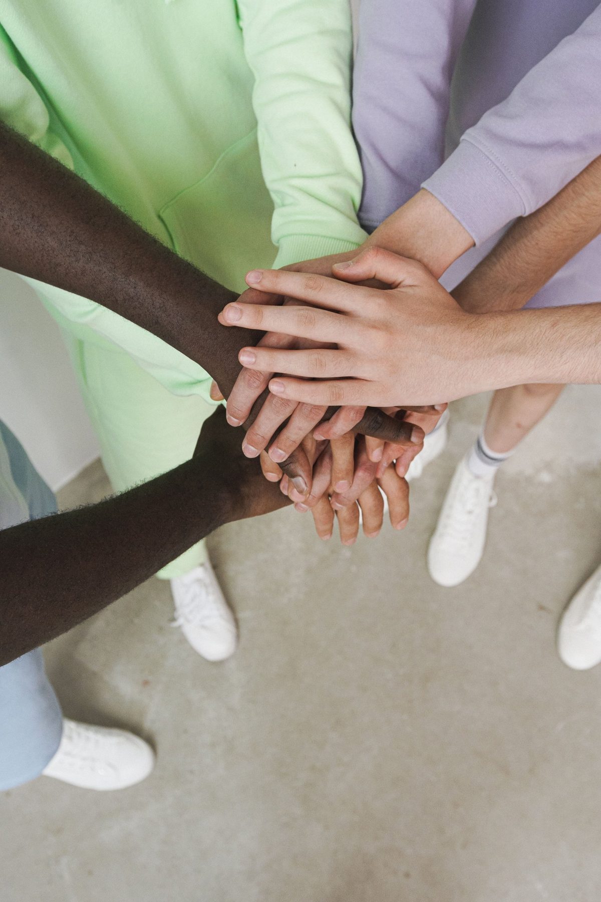 Mains réunies, symbole de soutien entre pairs